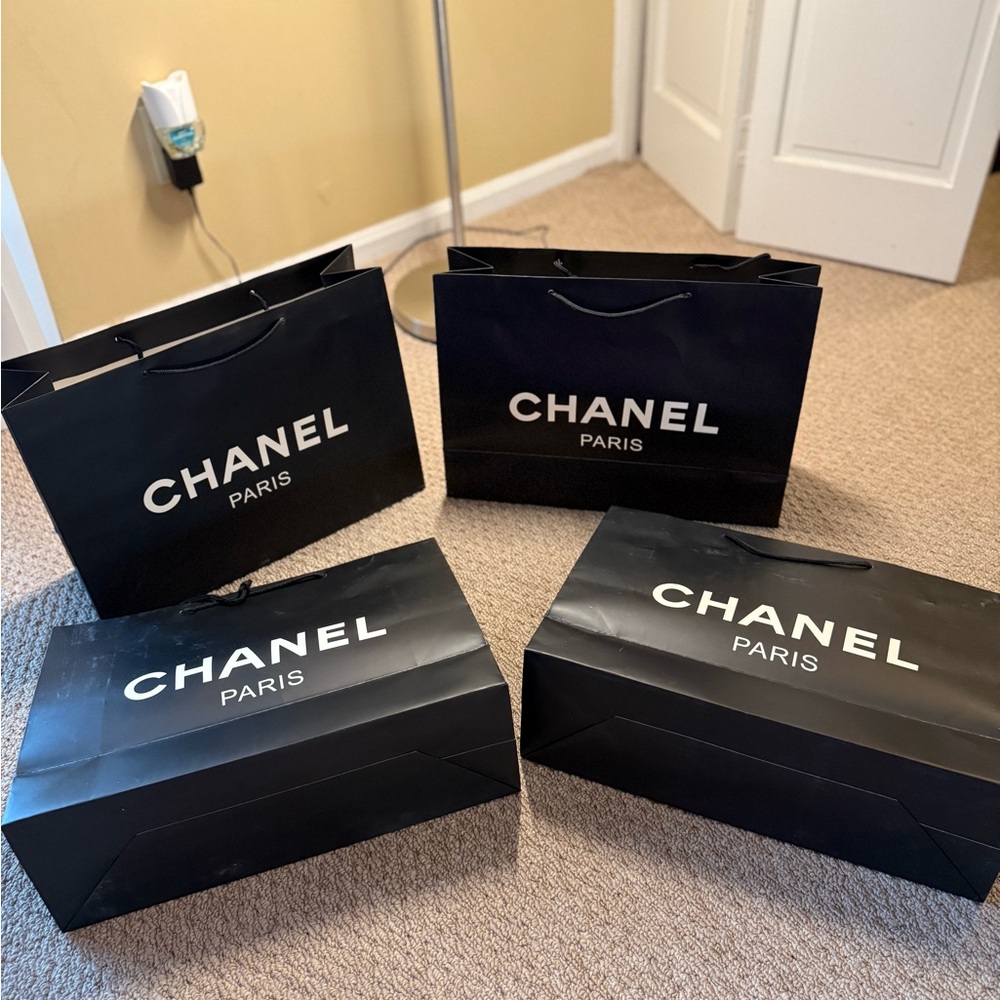 CHANEL Black and White Shopping Bags (4)